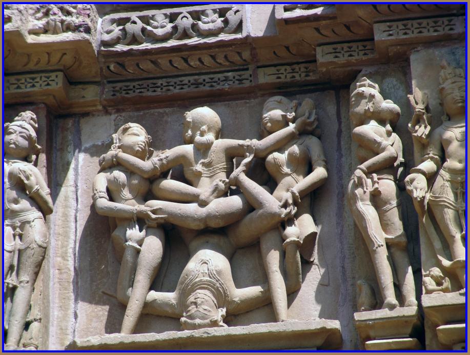 (27/44): Typowa figura erotyczna w Khajuraho-oparta jest na w-<br><br>iczeniu yogi sheerasana.